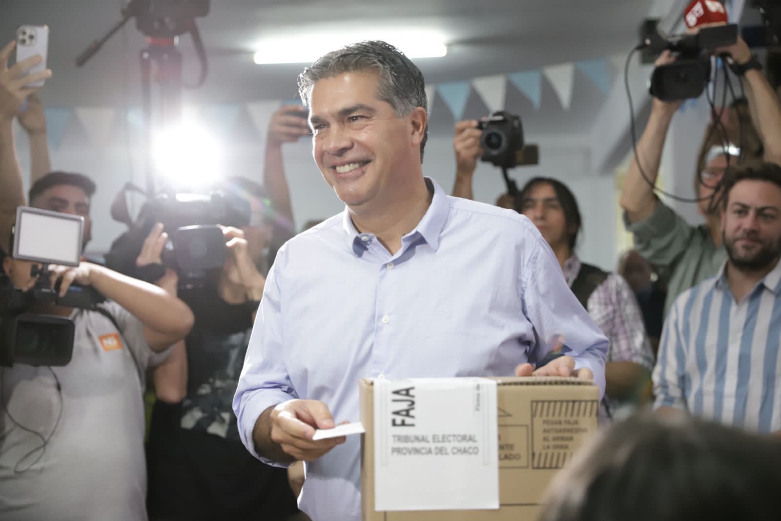 Capitanich emiti&oacute; su voto: &ldquo;Hoy va a ser un d&iacute;a de alegr&iacute;a, de esperanza, en el que el  pueblo chaque&ntilde;o se va a expedir con su voto&rdquo;