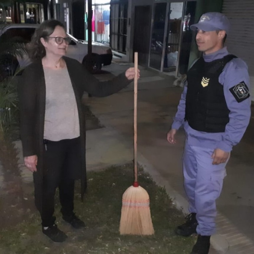 Villa &Aacute;ngela: SUSTRAEN UNA ESCOBA DE PAJA DE SU LOCAL