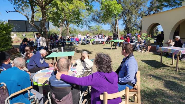 Villa &Aacute;ngela: ADULTOS DE LA RESIDENCIA GERI&Aacute;TRICA DISFRUTANDO DE ACTIVIDADES CON LA VISITA DE PERSONAS DE DISTINTAS INSTITUCIONES
