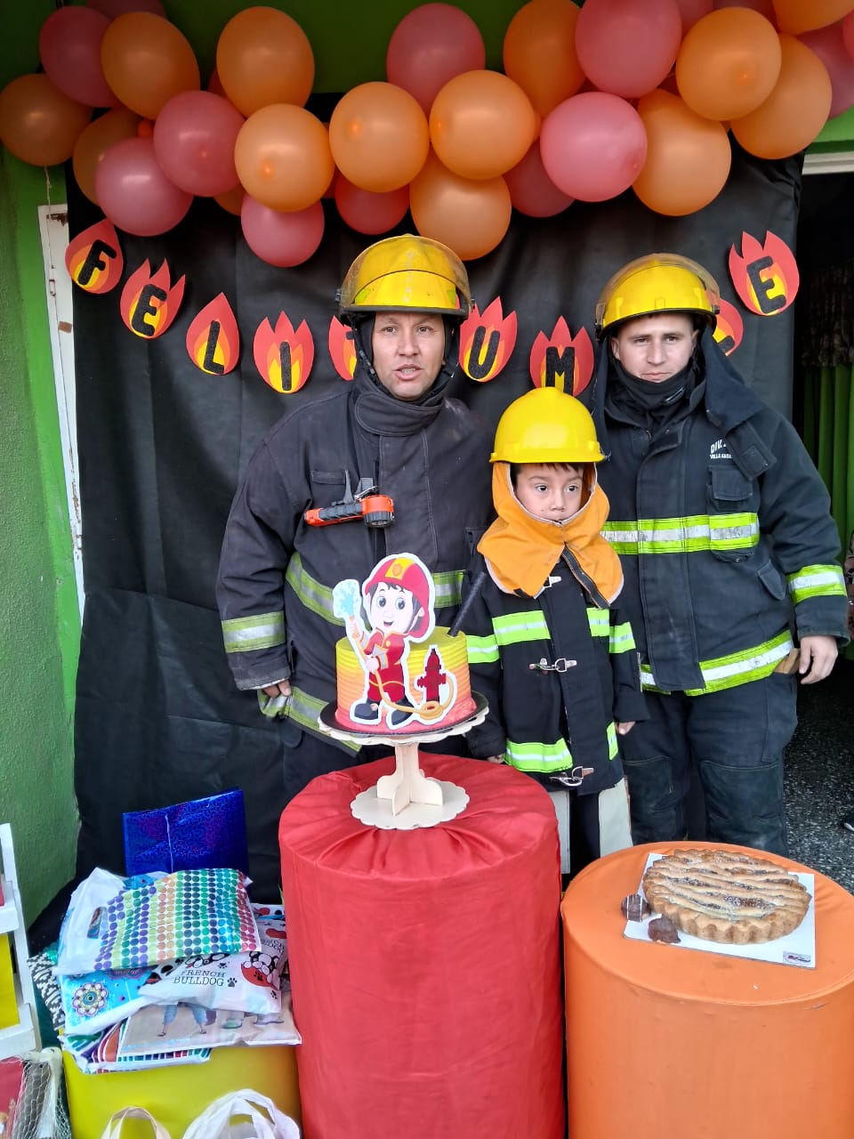 BOMBEROS DE VILLA ÁNGELA LE CUMPLEN EL SUEÑO A UN NIÑO EN SU CUMPLEAÑOS 