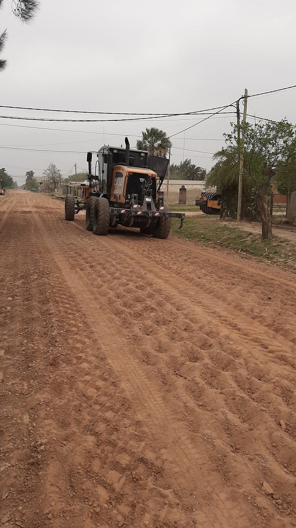 Villa Ángela: LA MUNICIPALIDAD REALIZA TRABAJOS DE RELLENO Y COMPACTACIÓN EN CINCO CUADRAS DE LA CALLE PADRE DRASICH