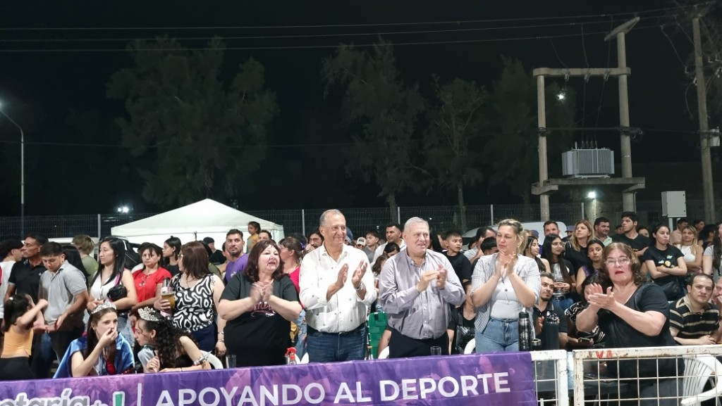 Villa Ángela: ALEJANDRA BÜHLER DESTACÓ EL CIERRE DE LA ESTUDIANTINA 2024 QUE FINALIZÓ CON EL DESFILE DE CARROZAS