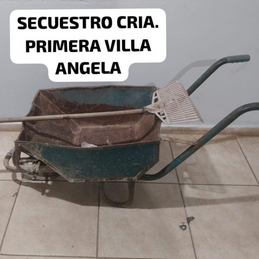 Villa &Aacute;ngela: FUERON ABANDONADOS EN LA V&Iacute;A P&Uacute;BLICA |Recuperan una carretilla y un rastrillo 