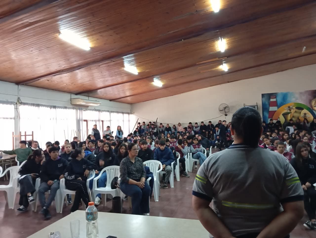 TRÁNSITO Y SEGURIDAD VIAL JUNTO A ESTUDIANTES SECUNDARIOS REALIZO ACTIVIDADES DE CONCIENTIZACIÓN