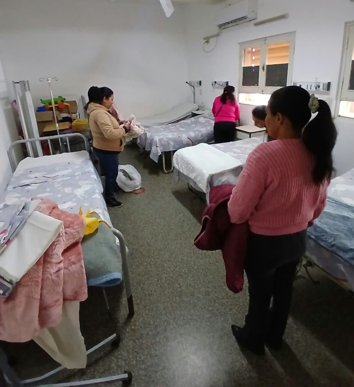 MUJERES UNIDAS PARA EDIFICAR ENTREG&Oacute; ROPA DE CAMA AL &Aacute;REA DE PEDIATR&Iacute;A DEL HOSPITAL SALVADOR MAZZA