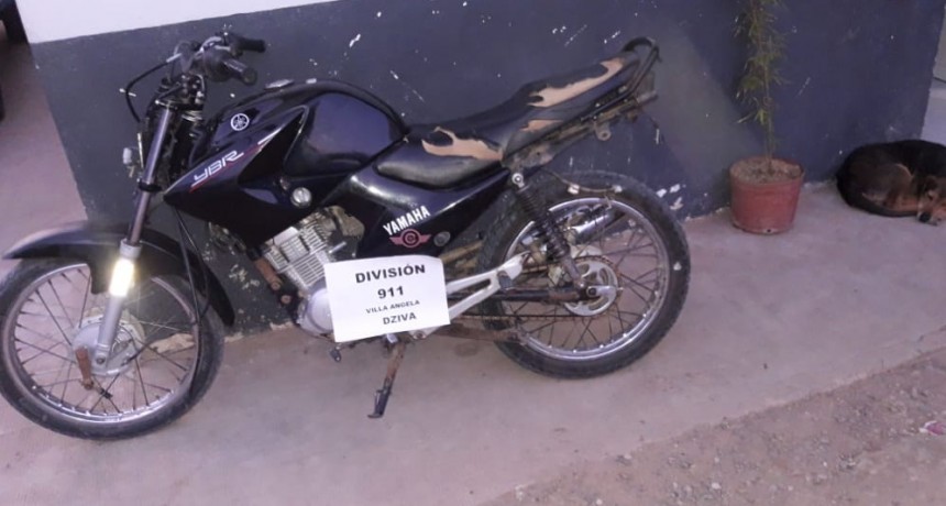 INTENTARON ROBARLE LA CARTERA HUYERON Y DEJARON TIRADA LA MOTO