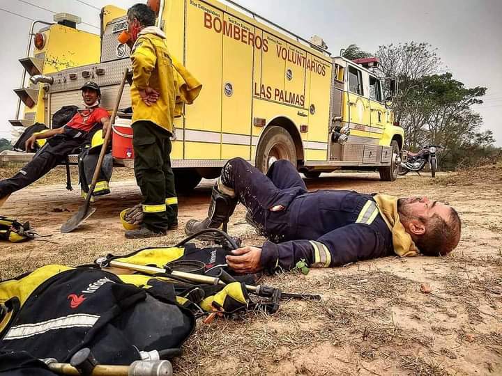 La foto viral: la batalla contra el fuego y el cansancio