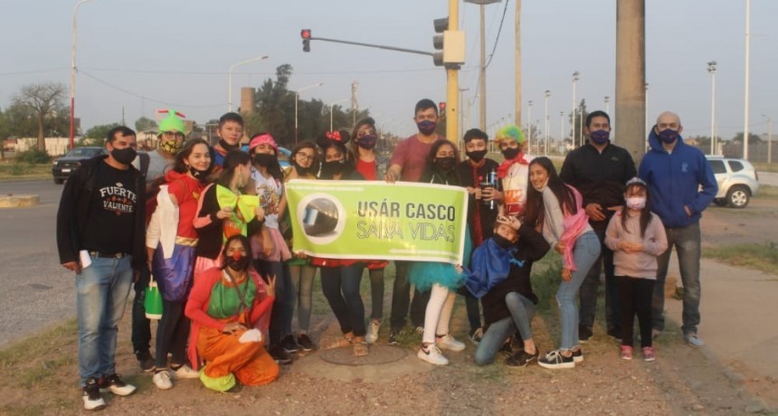 Villa &Aacute;ngela: ALUMNOS DE LA UTN Y J&Oacute;VENES DE LA IGLESIA &ldquo;CONGREGACIONAL&rdquo; REALIZARON OTRA CAMPA&Ntilde;A DE CONCIENTIZACI&Oacute;N VIAL DIRIGIDA A LOS M&Aacute;S CHICOS.