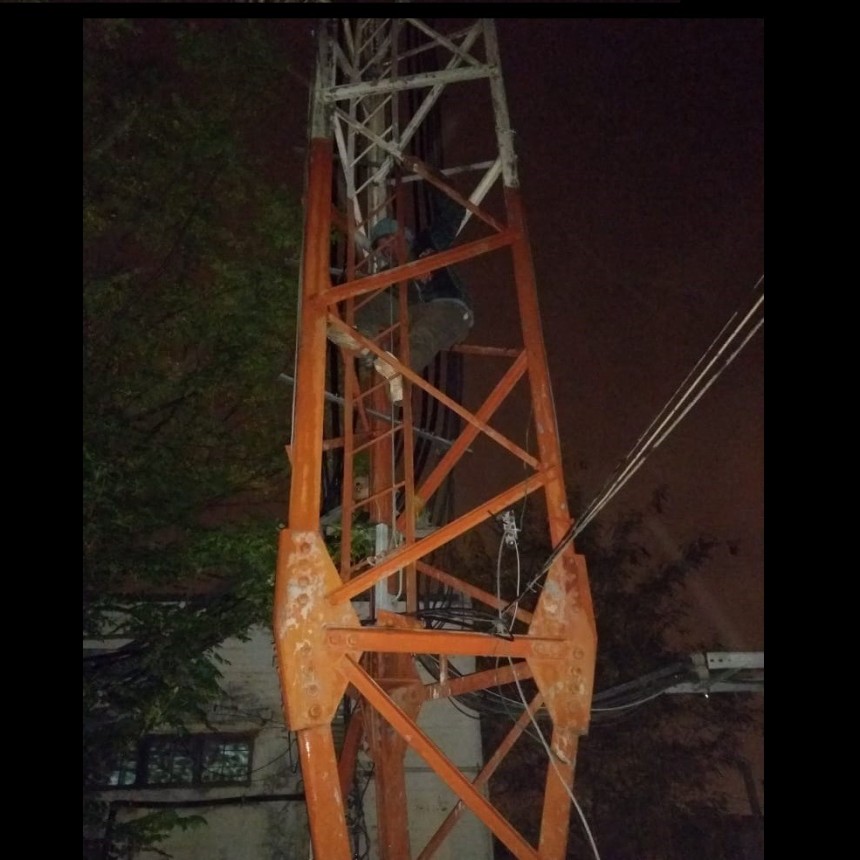 San Bernardo: SE ENCONTRABA REALIZANDO DESORDEN EN LA V&Iacute;A P&Uacute;BLICA E INTENT&Oacute; HUIR DE LA POLIC&Iacute;A SUBI&Eacute;NDOSE A UNA ANTENA