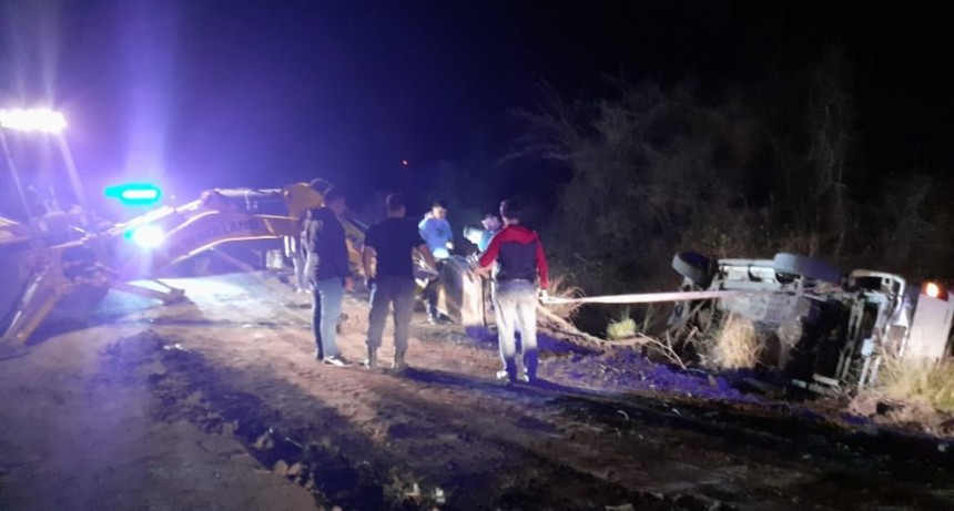 Villa Berthet: ACCIDENTE DE TR&Aacute;NSITO | UNA CAMIONETA PIERDE EL CONTROL Y TERMINA EN UN CANAL