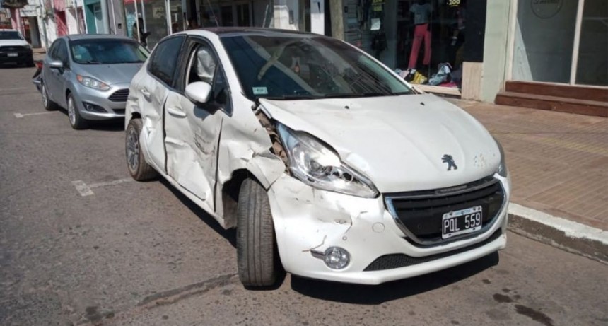Choc&oacute; el auto de una mujer y luego le dispar&oacute; 28 veces a su local comercial