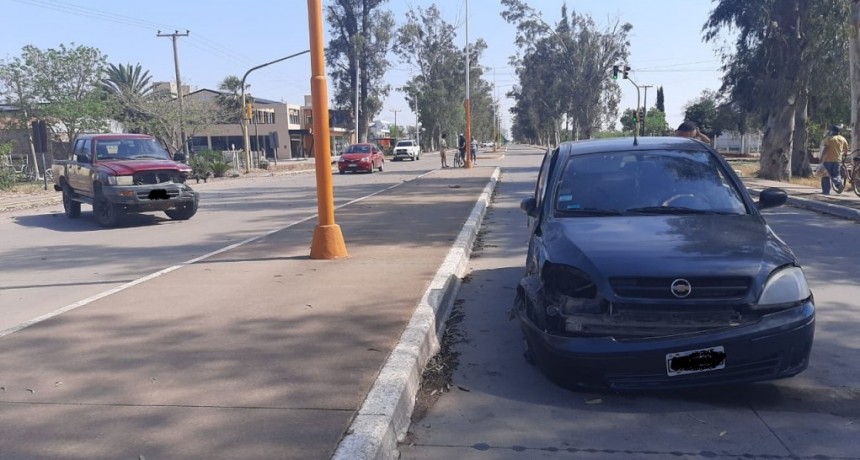Villa &Aacute;ngela: ACCIDENTE DE TR&Aacute;NSITO ENTRE UNA CAMIONETA Y UN AUTO, UNA MUJER DE 36 Y SU HIJA DE 3 FUERON TRASLADADAS AL HOSPITAL LOCAL