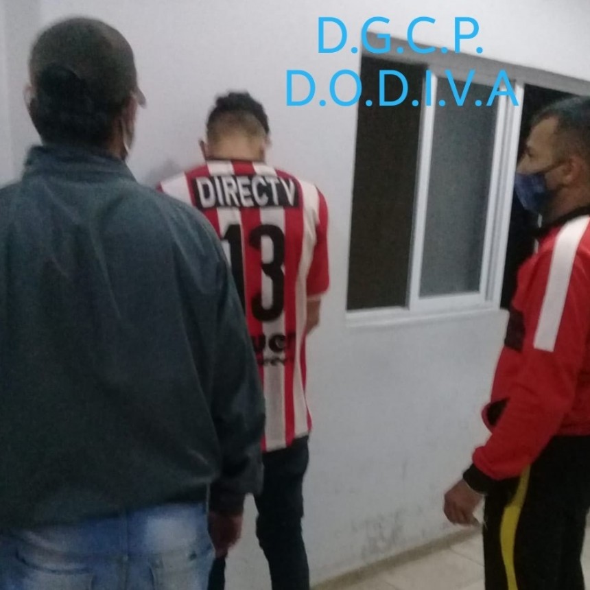 Villa &Aacute;ngela: INTENT&Oacute; ROBARLE A UN POLIC&Iacute;A Y AL SER DETENIDO INTENT&Oacute; APU&Ntilde;ALAR AL EFECTIVO NO LOGRANDO SU COMETIDO