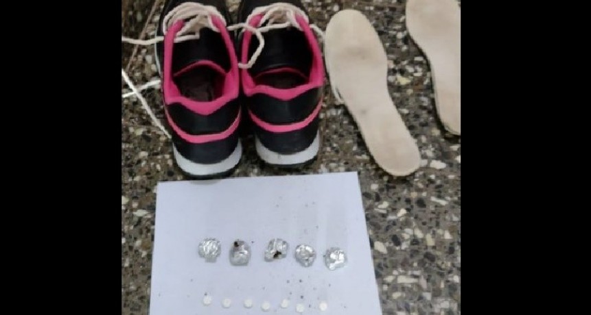 VILLA  ANGELA: UNA MUJER INTENT&Oacute; INGRESAR MARIHUANA Y FARMACOS EN UNA ZAPATILLA PARA UN DETENIDO EN COMISAR&Iacute;A SEGUNDA