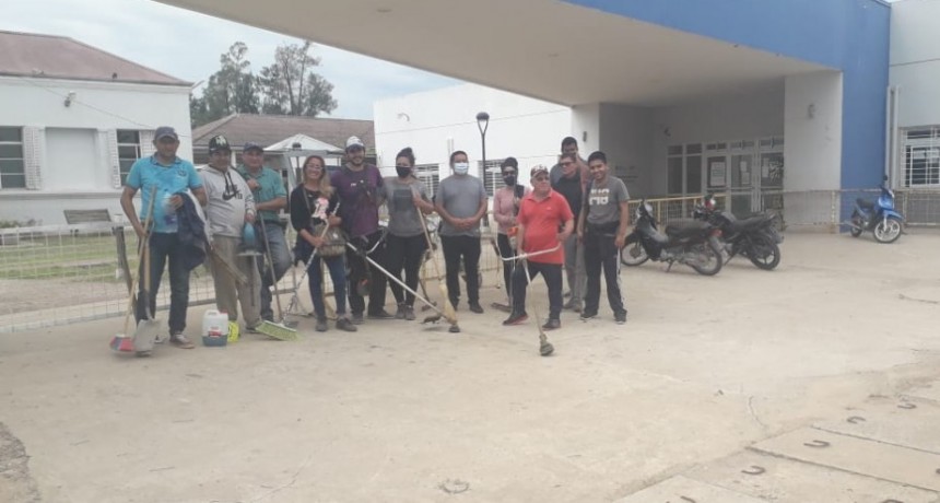 Villa &Aacute;ngela: VECINOS DEL B&deg; SARGENTO CABRAL REALIZARON LIMPIEZA Y DESMALEZADO EN EL HOSPITAL SALVADOR MAZZA | &ldquo;los vecinos son los que trabajan cuando nadie lo hace&rdquo;