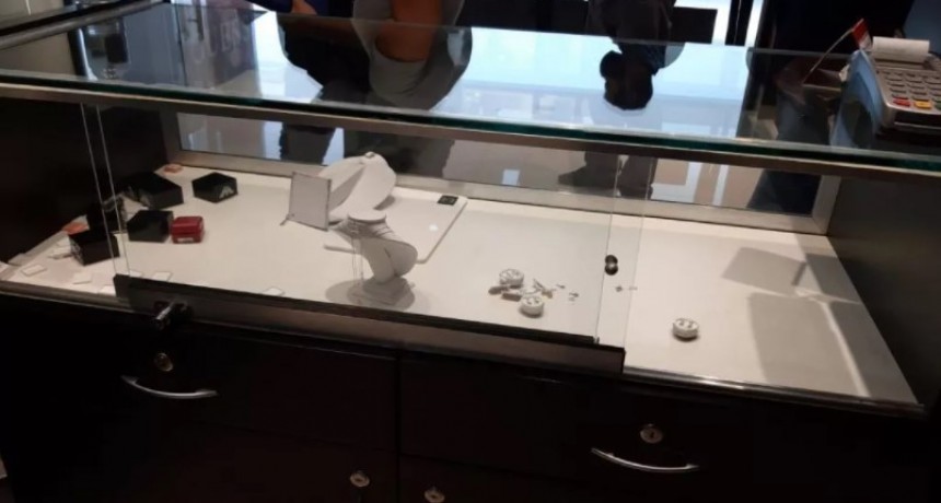 Resistencia: Ladrones armados robaron una importante cantidad de mercader&iacute;a en una joyer&iacute;a del Shopping