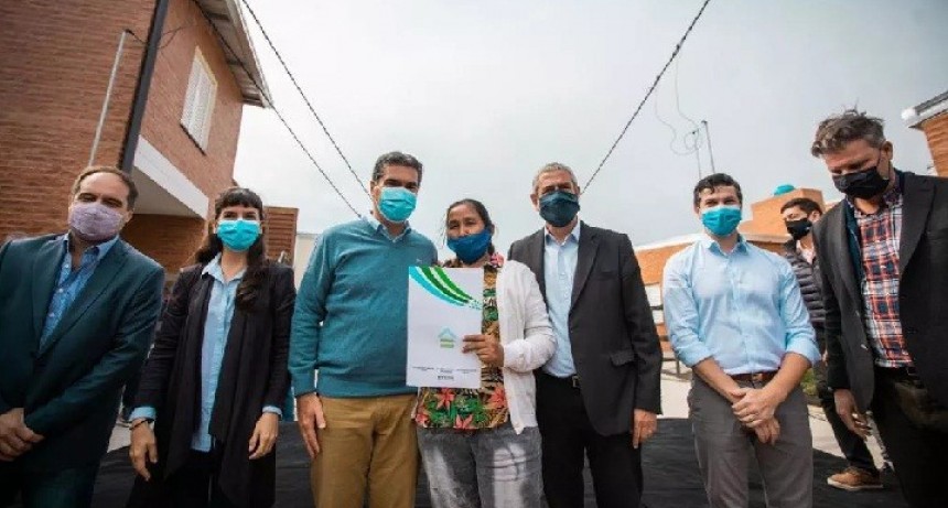 Barrio Toba: Capitanich y el ministro de Desarrollo Territorial de la Naci&oacute;n entregaron 101 viviendas