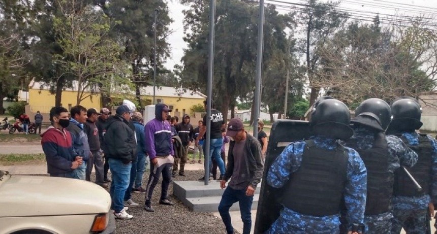 S&aacute;enz Pe&ntilde;a: Muri&oacute; un hombre herido de bala y sus familiares se manifestaron frente a la Comisar&iacute;a Cuarta