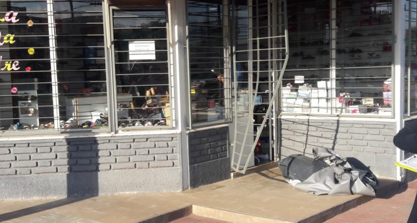 Villa &Aacute;ngela: ROB&Oacute; UNA TIENDA DE ROPA Y FUE DETENIDO R&Aacute;PIDAMENTE POR EL PERSONAL POLICAL
