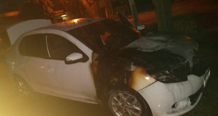 Villa &Aacute;ngela: UN AUTO SE INCENDI&Oacute; EN PLENA CALLE | BOMBEROS INTERVINO EN EL LUGAR