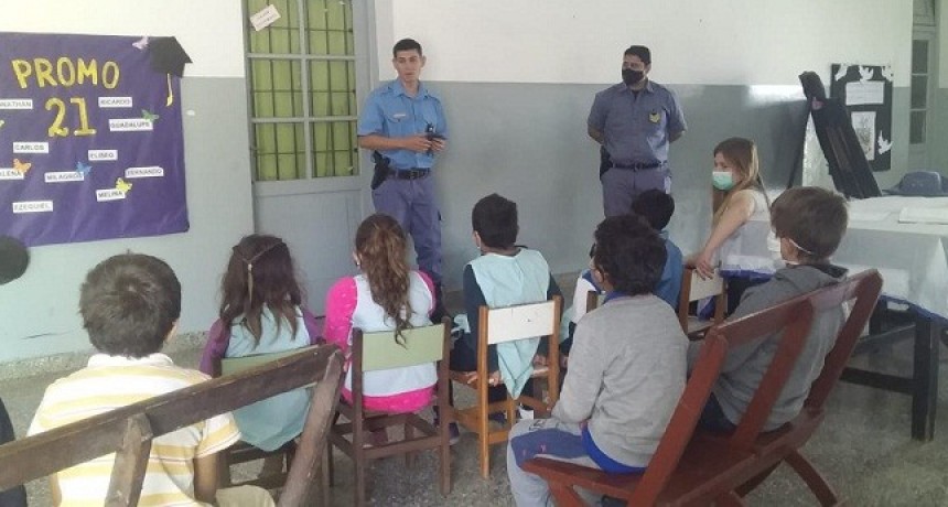 Seguridad Rural  Brind&oacute; una Charla sobre  &ldquo;Funciones y Responsabilidades de la Polic&iacute;a Rural&rdquo; a alumnos y docentes  de la E.E.P N&ordm; 29