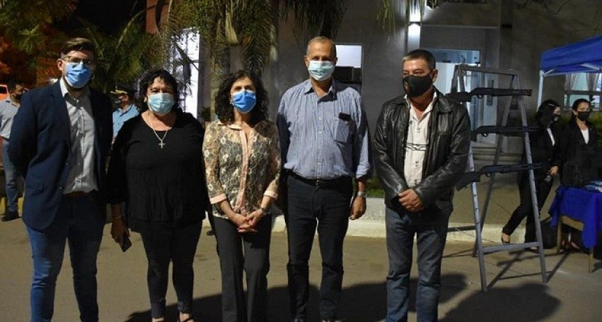 Villa &Aacute;ngela: PAPP ACOMPA&Ntilde;&Oacute; A LA MINISTRA DE SEGURIDAD EN LA ENTREGA DE ELEMENTOS DE TRABAJO PARA LA POLIC&Iacute;A