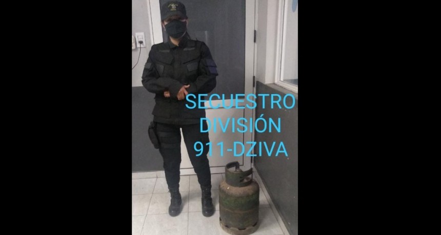 Villa &Aacute;ngela: DOS PERSONAS HUYEN AL NOTAR LA PRESENCIA POLICIAL DEJANDO EN EL LUGAR UNA GARRAFA