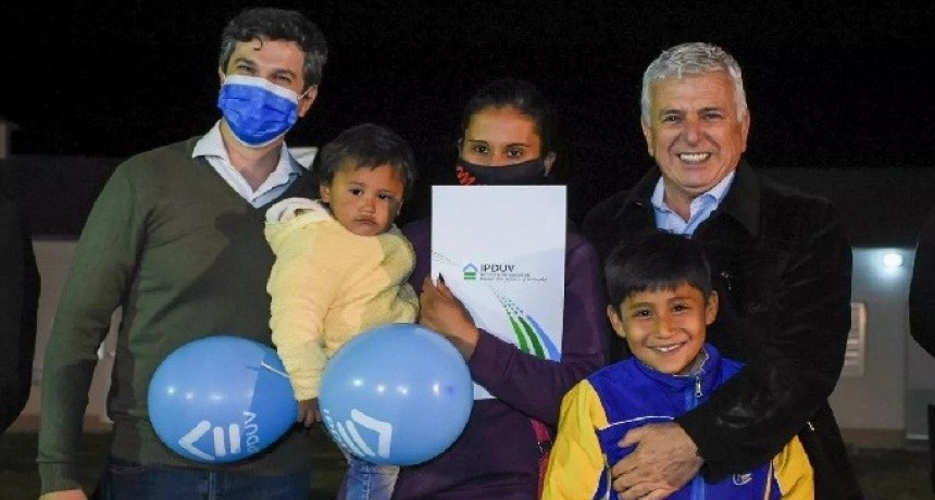 Entregaron 20 viviendas a familias de Coronel Du Graty