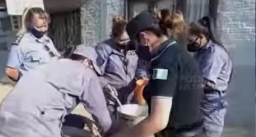 Villa &Aacute;ngela: La Divisi&oacute;n Violencia Familiar y de G&eacute;nero realiz&oacute; una Ayuda Solidaria al Merendero "Lucerito"