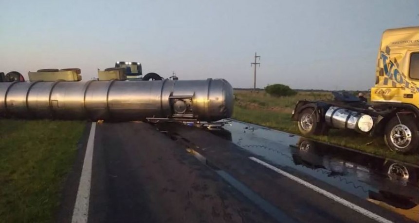Choque de camiones termin&oacute; con uno de sus conductores herido y atrapado