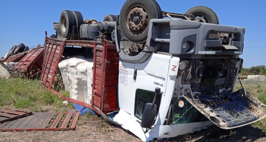 San Bernardo: UN CAMI&Oacute;N VOLC&Oacute; SOBRE RUTA N&deg; 6 Y EL CONDUCTOR RESULT&Oacute; CON LESIONES