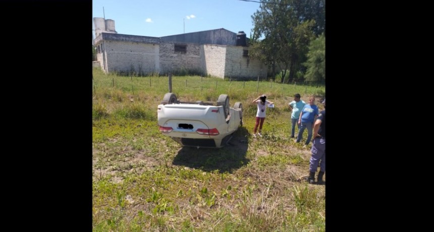 Villa &Aacute;ngela: SINIESTRO VIAL EN EL ACCESO DE LA LOCALIDAD | UN VEH&Iacute;CULO PERDI&Oacute; EL CONTR&Oacute;L Y VOLC&Oacute;, NO HAY LESIONADOS