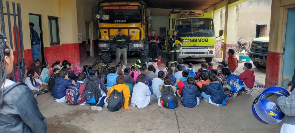 Villa Ángela: Alumnos de la E.E.P. Nº 663 visitaron el cuartel de bomberos de la policía