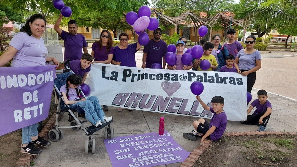  Villa Ángela: SINDROME DE RETT | Familiares de Brunella realizaron una suelta de globos y entrega de folletos para concientizar sobre la enfermedad