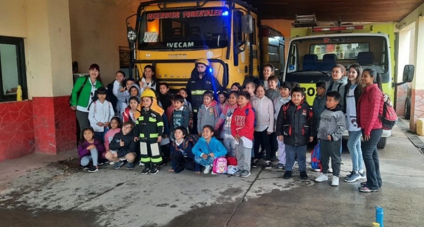 Villa &Aacute;ngela: En su paseo por la ciudad, alumnos de la EEP N&ordm;1021 visitaron el cuartel de bomberos