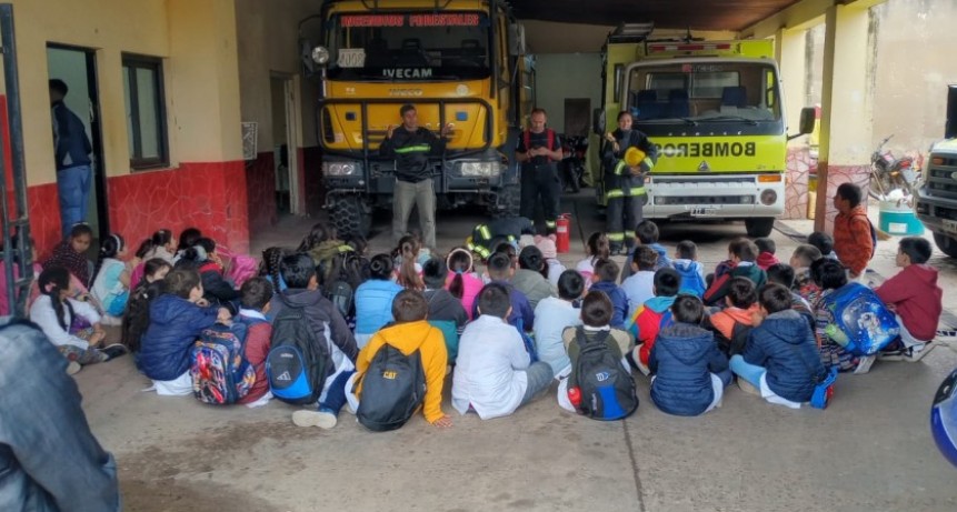 Villa &Aacute;ngela: Alumnos de la E.E.P. N&ordm; 663 visitaron el cuartel de bomberos de la polic&iacute;a