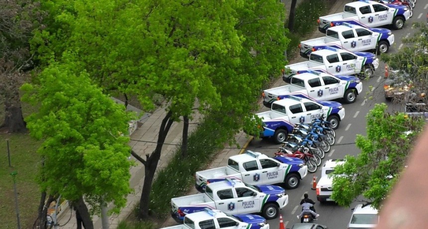 EL GOBERNADOR ZDERO ENTREG&Oacute; PATRULLEROS Y MOTOS PARA COMISAR&Iacute;AS DE RESISTENCIA Y EL INTERIOR