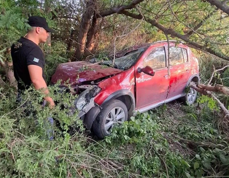 CHARATA: Chocó, destruyó y abandonó el auto que le prestó su abuela