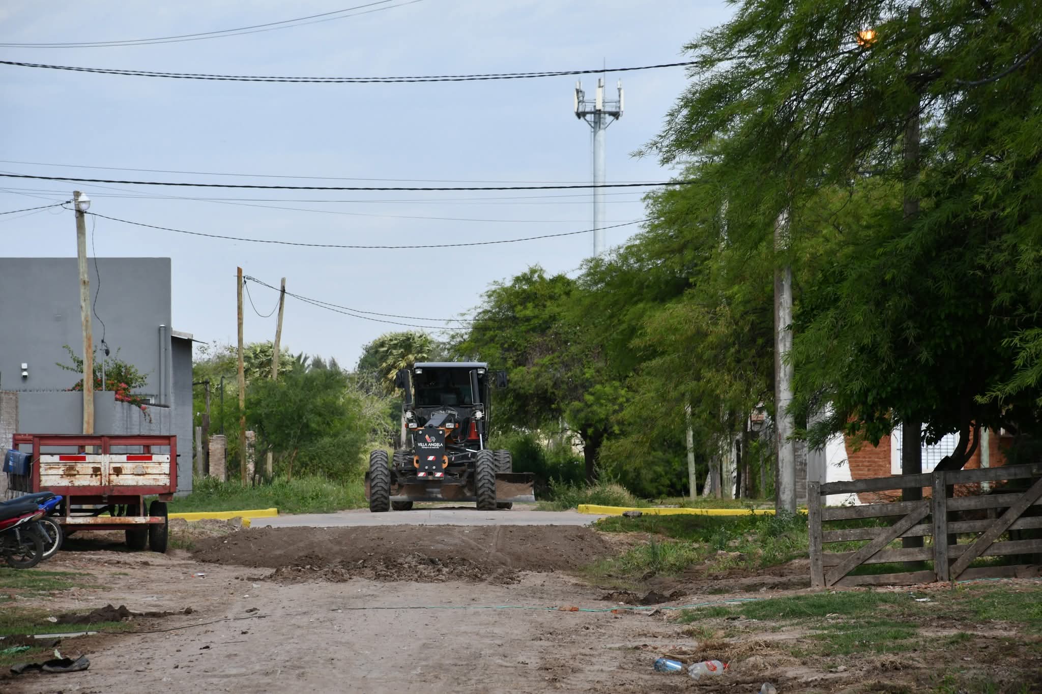 EL MUNICIPIO LLEVA ADELANTE NUEVOS PERFILADOS Y RELLENOS DE CALLE CON LIMPIEZA DE CUENTAS