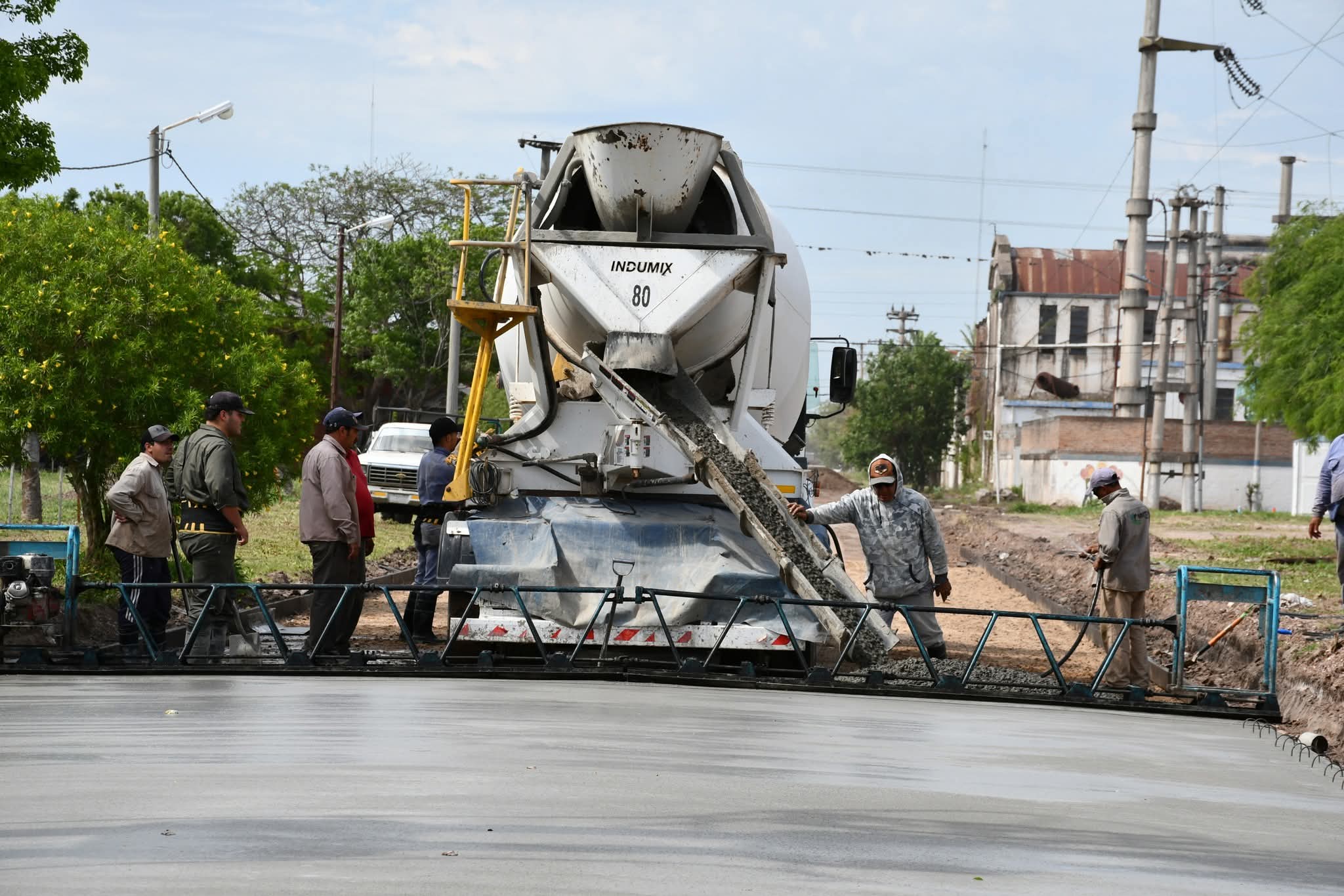 LOS EQUIPOS DE PAVIMENTO DEL MUNICIPIO REALIZAN EL VERTIDO DE HORMIGÓN EN DARWIN Y AVANZAN CON EL MOVIMIENTO DE SUELO POR CALLE CÓRDOBA