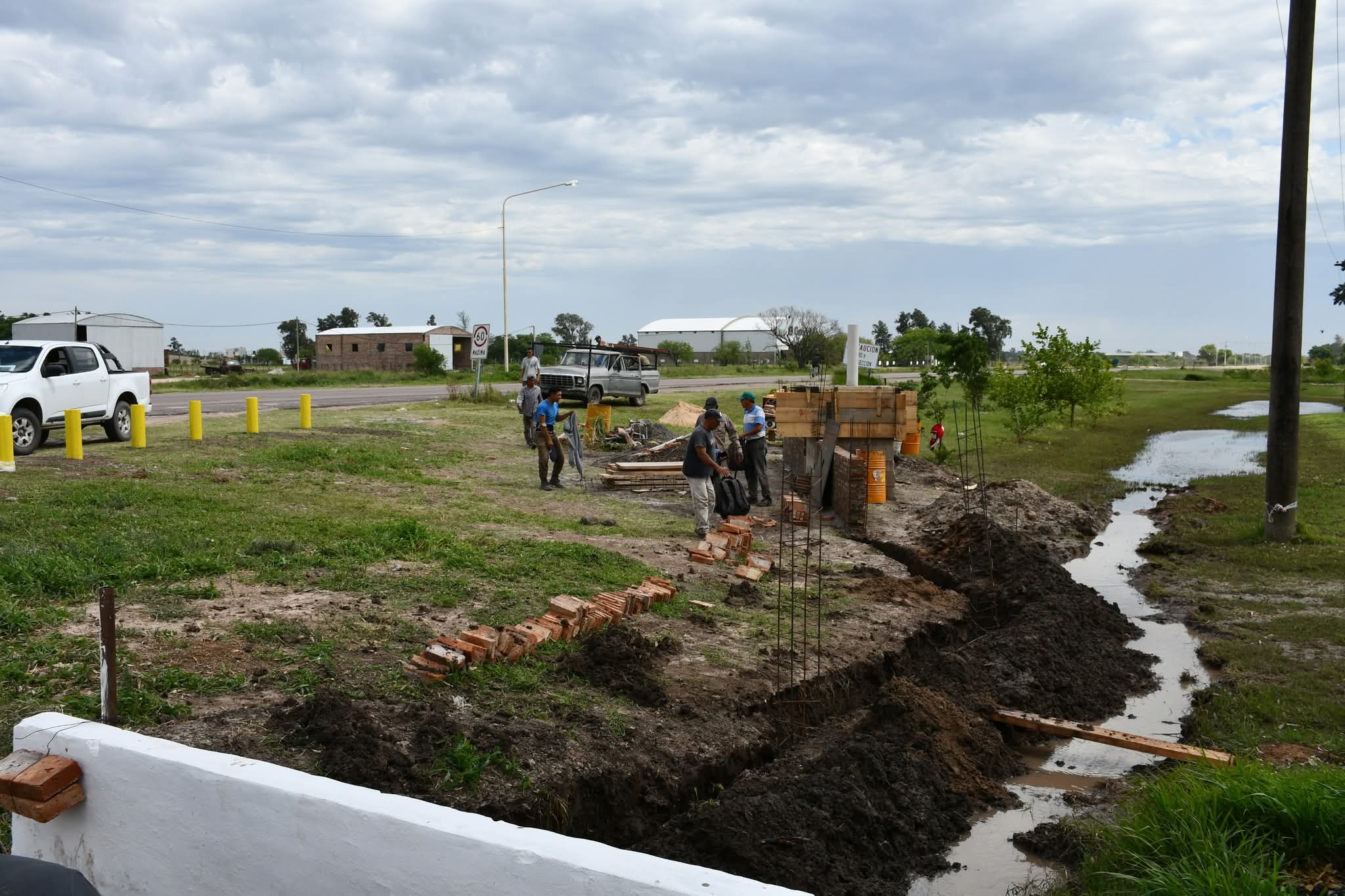 EL MUNICIPIO TRABAJA EN LA CONSTRUCCIÓN DEL TÓTEM DEL ACCESO OESTE A LA CIUDAD DE VILLA ÁNGELA