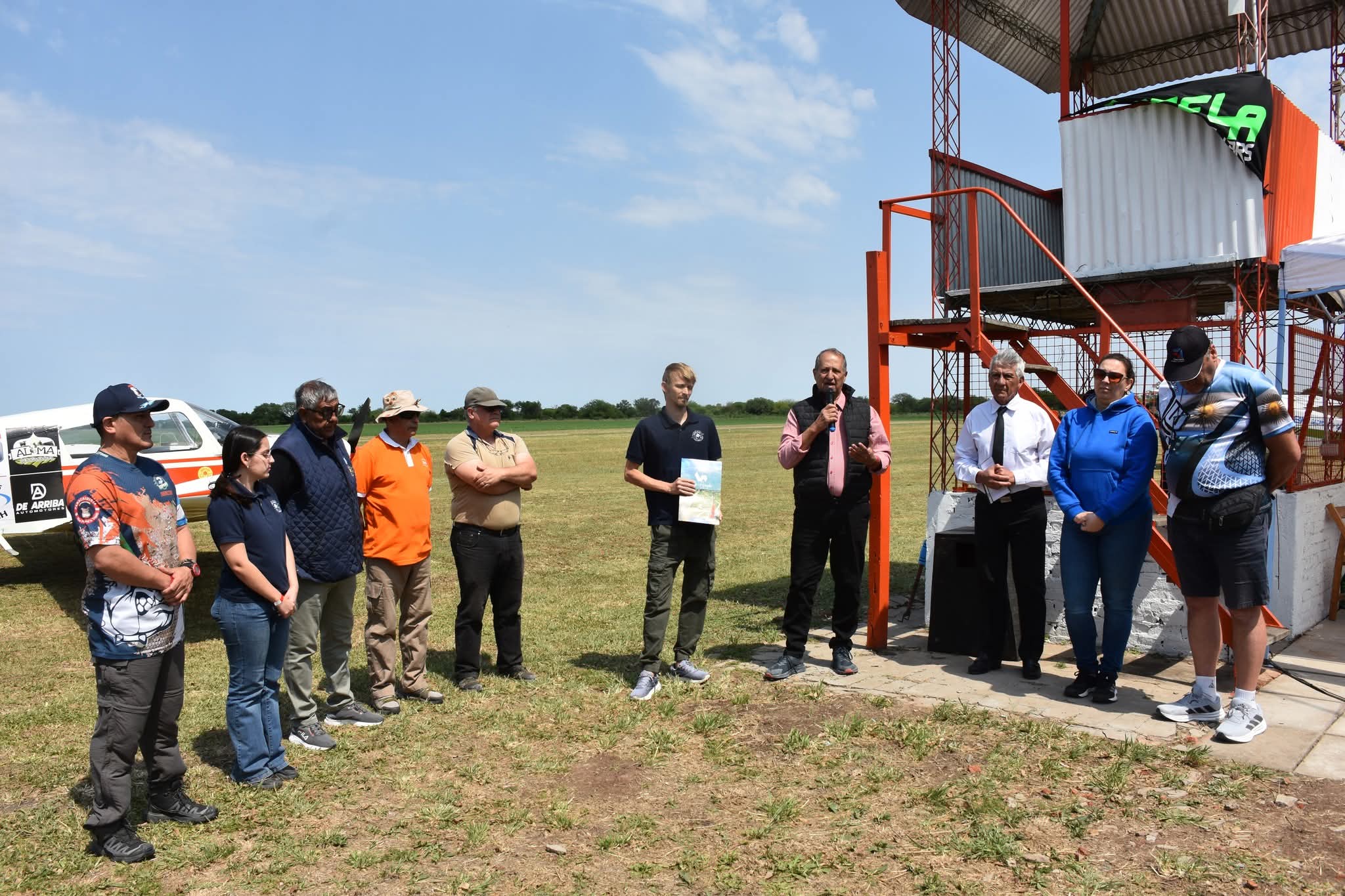 VILLA ÁNGELA VUELA 2025: EL INTENDENTE ADALBERTO PAPP VALORÓ EL EVENTO AERONÁUTICO EN EL AEROCLUB LOCAL