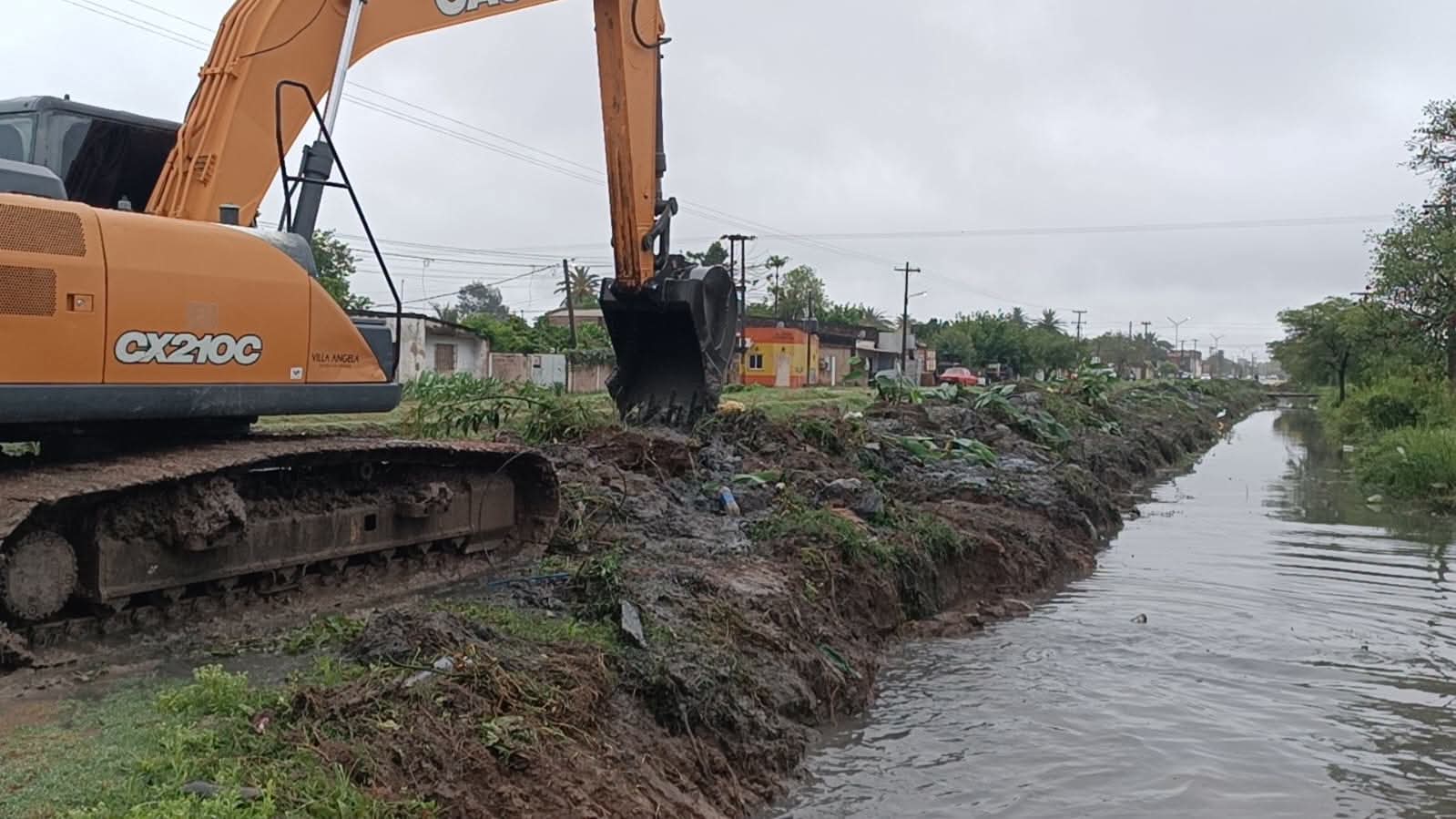 EL MUNICIPIO DE VILLA &Aacute;NGELA INTENSIFICA LA LIMPIEZA DE CANALES EN LOS SECTORES NORTE Y SUR DE LA CIUDAD