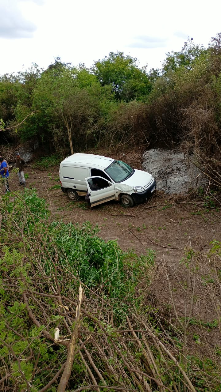 VILLA &Aacute;NGELA: UNA CAMIONETA TERMIN&Oacute; DENTRO DE UN CANAL FLUVIAL