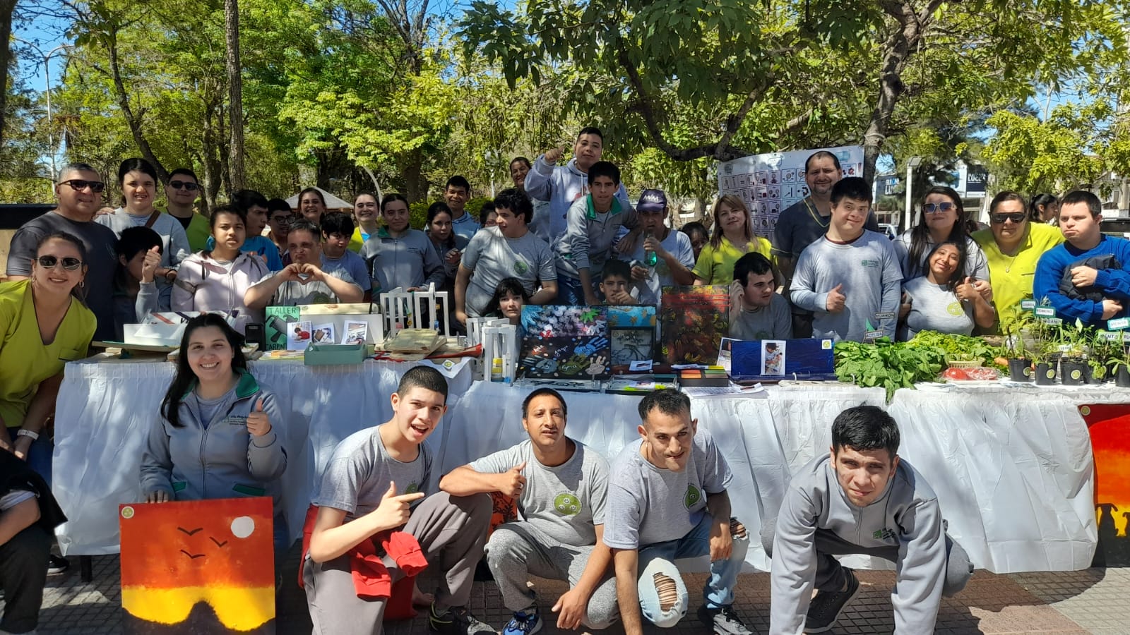 VILLA &Aacute;NGELA: CENTRO EDUCATIVO TERAP&Eacute;UTICO MOSTR&Oacute; LOS TALLERES DEL CENTRO DE D&Iacute;A EN LA PLAZA CENTRAL