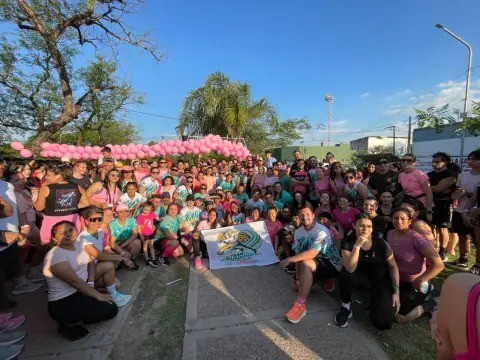 S&aacute;enz Pe&ntilde;a: m&aacute;s de 100 personas corrieron para concientizar sobre el c&aacute;ncer de mama
