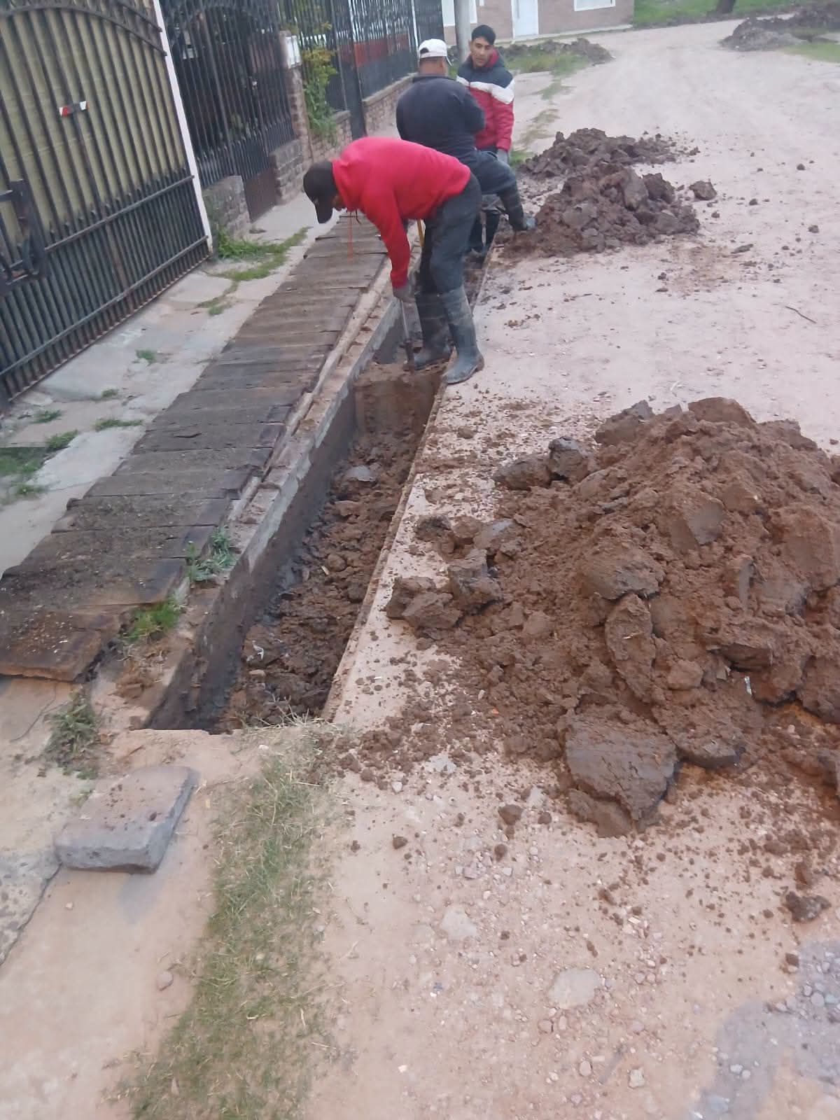 VILLA &Aacute;NGELA: MUNICIPIO AVANZA CON LAS OBRAS DE CUNETEO EN DISTINTOS SECTORES DE LA CIUDAD