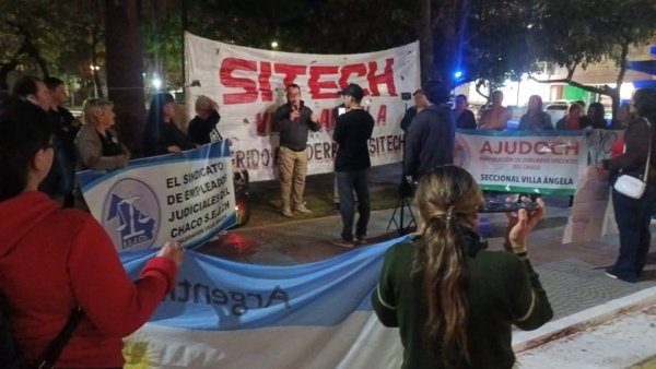 Villa Ángela: GUILLERMO BUYATTI ACOMPAÑÓ EL RECLAMO DOCENTE EN LA PLAZA CENTRAL DE VILLA ÁNGELA