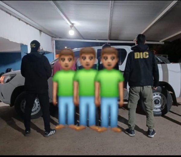 Villa &Aacute;ngela : TRES MENORES DEMORADOS CON ARMAS TUMBERAS, GOMERAS Y UN CARTUCHO DE ESCOPETA