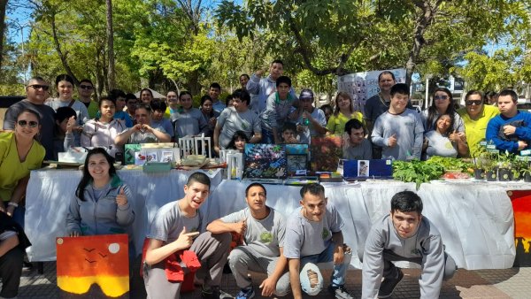 VILLA &Aacute;NGELA: CENTRO EDUCATIVO TERAP&Eacute;UTICO MOSTR&Oacute; LOS TALLERES DEL CENTRO DE D&Iacute;A EN LA PLAZA CENTRAL